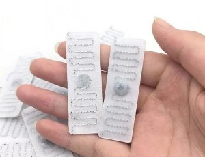 RFID mosható címkék kezelése egyenruhákon
